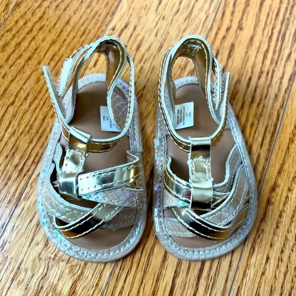 Baby Girl Gold Newborn Sandals Brand New - Picture 1 of 3